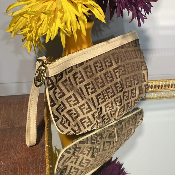Fendi wristlet - Picture 3 of 11